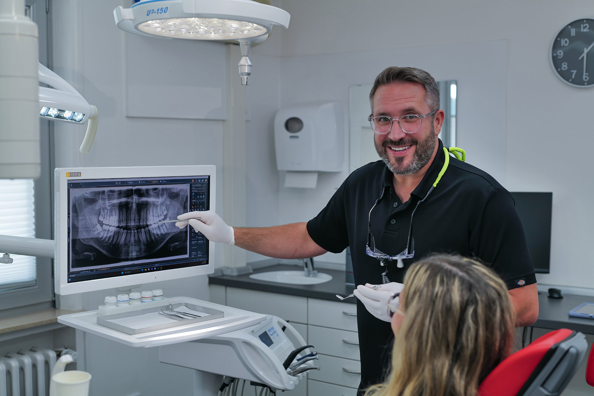 zahnarzt_mayer_kraft_implantate_zahnreinigung_bleaching_cerec_konz_schwerpunkte_slider_04